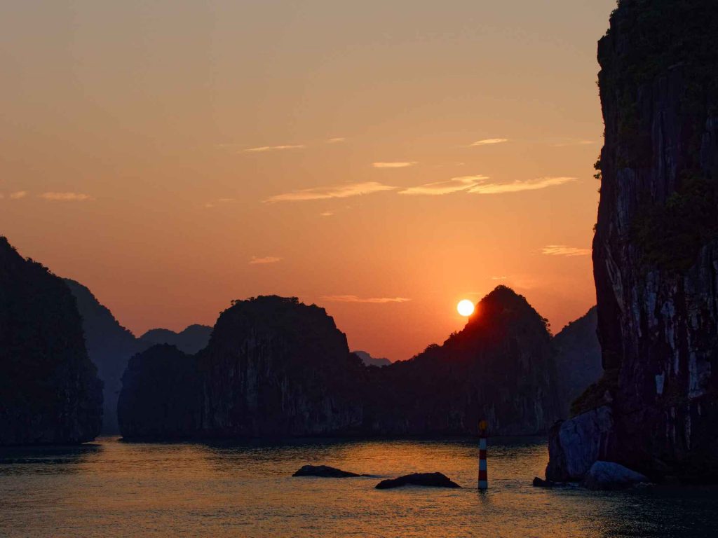Coucher de soleil en baie de Lan Ha, un moment fort du voyage de noces en Asie du Sud-Est