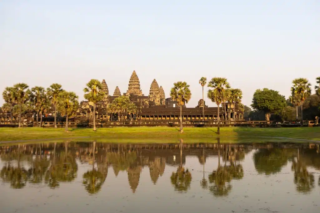 Temple d'Angkor Vat se reflétant dans l'eau, étape phare d'un circuit Vietnam Cambodge
