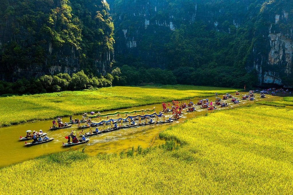 Barque traditionnelle sur la rivière Ngo Dong à Tam Coc, Ninh Binh