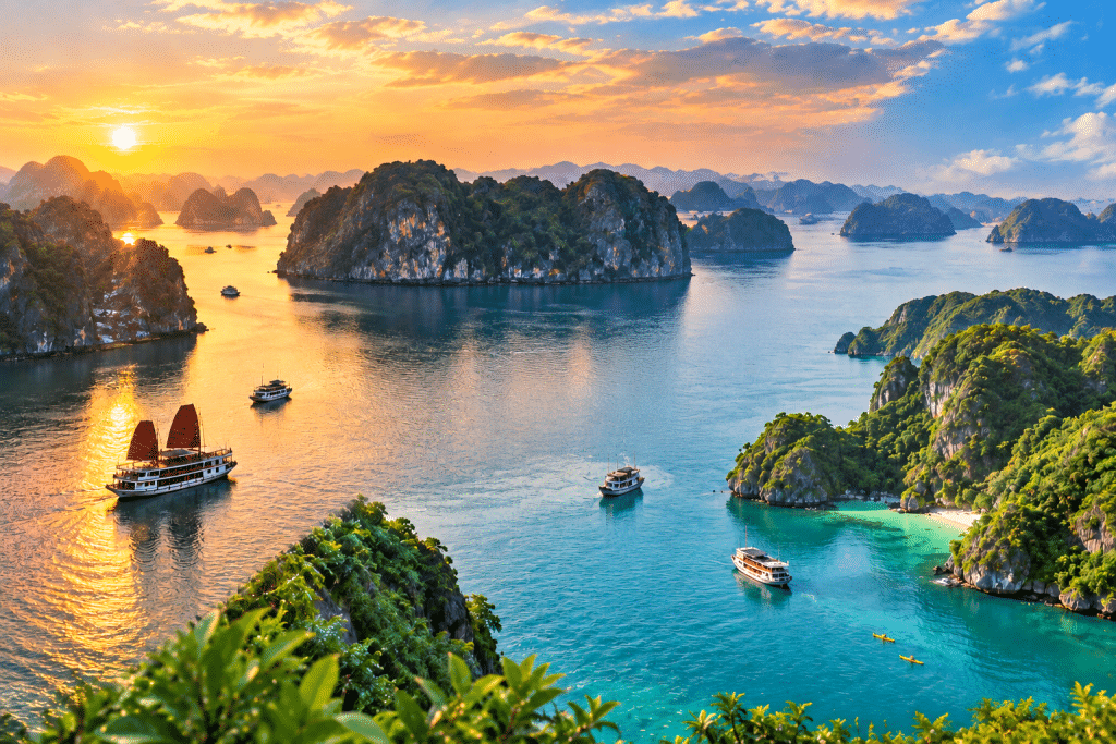 Paysage de pitons karstiques au coucher du soleil dans la baie d'Ha Long ou Lan Ha au Vietnam.