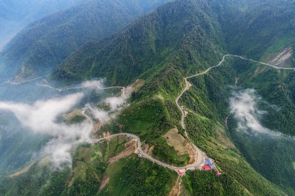 Vue aérienne de la route sinueuse du col de Khau Phạ serpentant à travers les montagnes de Mù Cang Chải