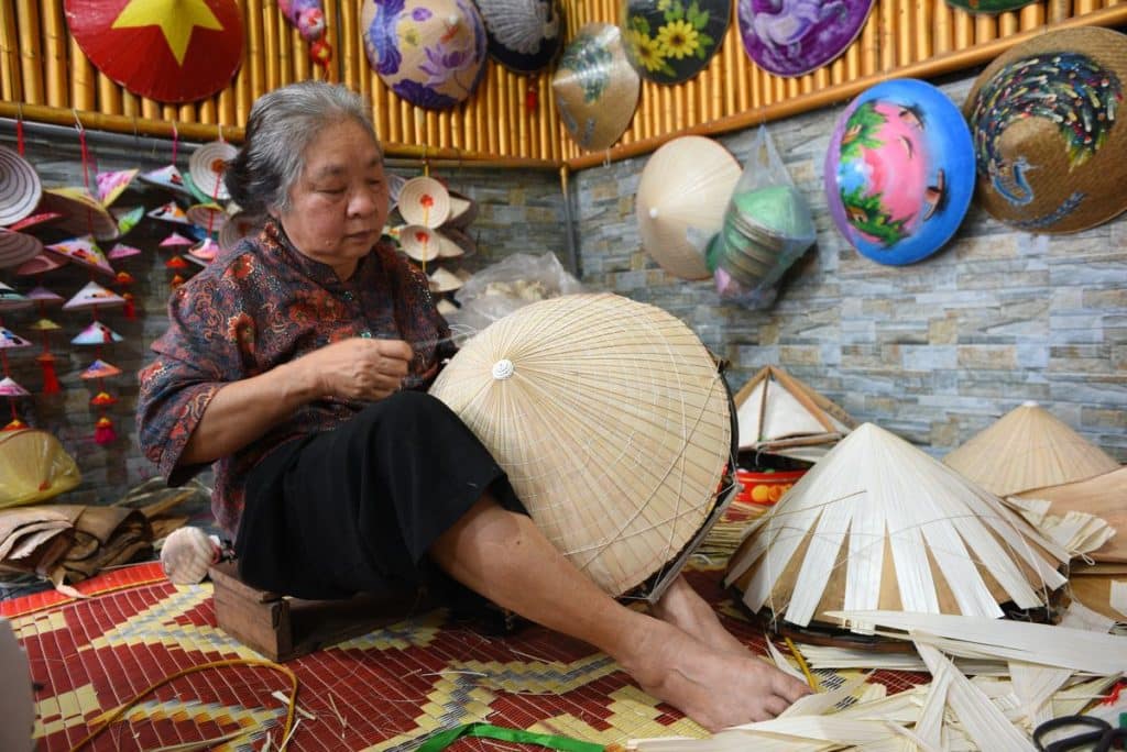 Artisane fabriquant un chapeau conique traditionnel vietnamien