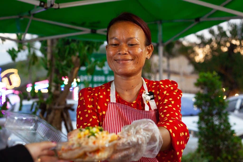 Vendeuse de street food à Phnom Penh : que manger au Cambodge le soir