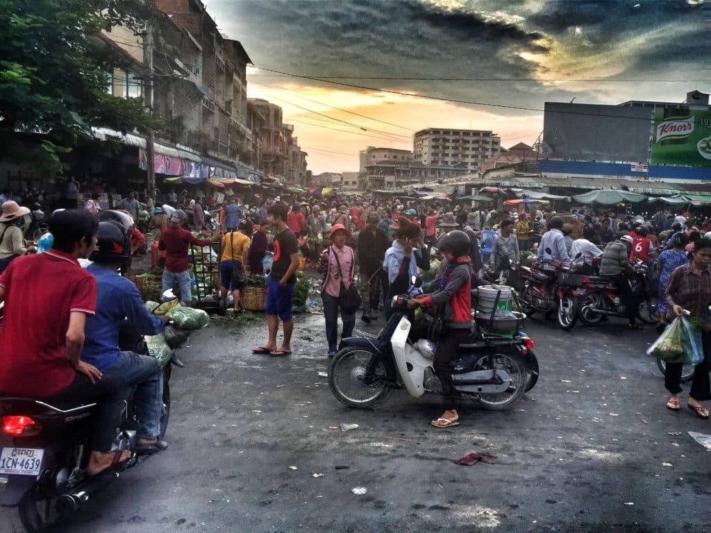 Rue animée de Phnom Penh : que manger au Cambodge sur les marchés
