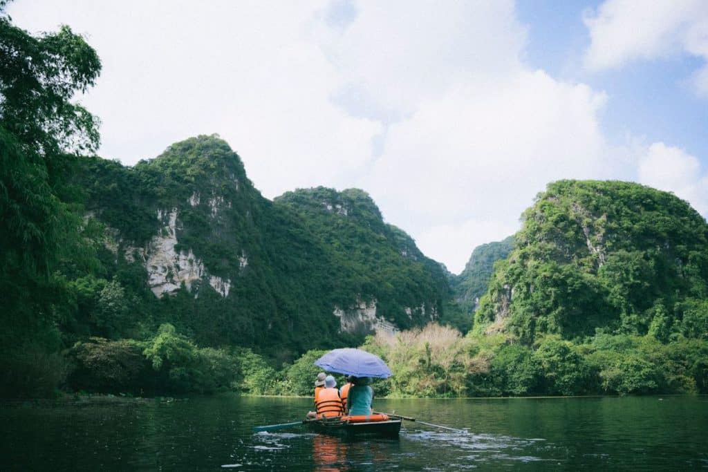Barque sur la rivière entre les rochers de Ninh Binh