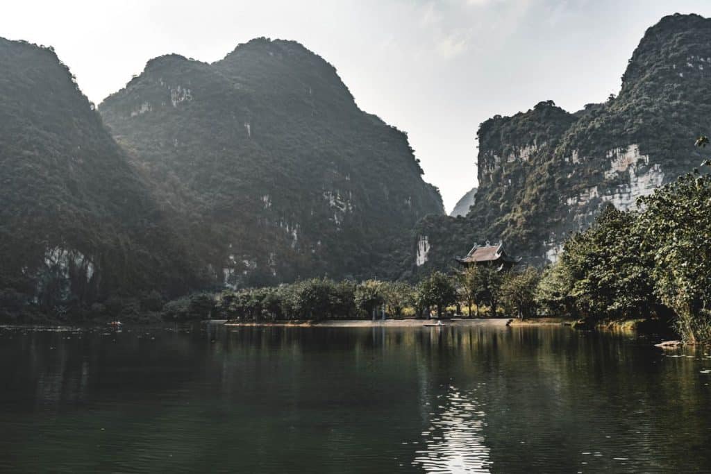 Paysage de rizières et de rochers calcaires à Hoa Lư, Ninh Binh
