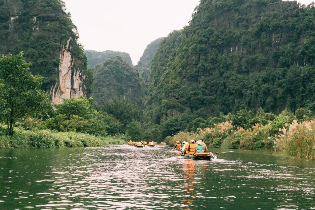 Kayakistes sur une rivière bordée de falaises à Ninh Binh