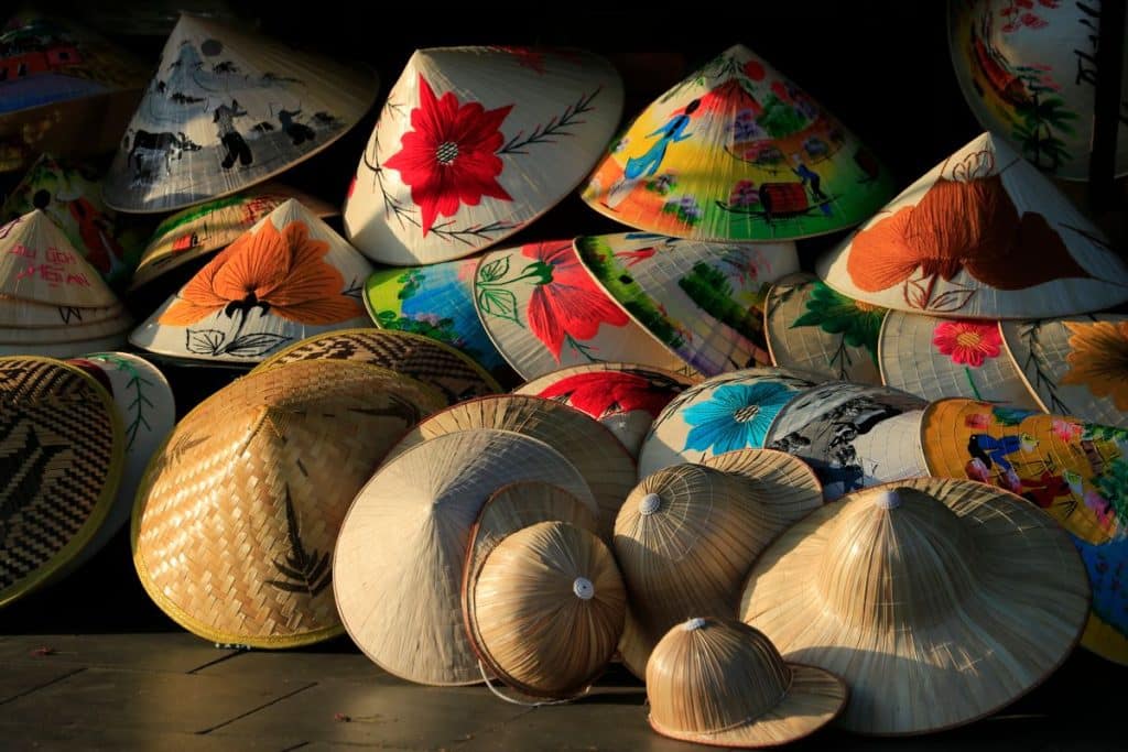 Pile de chapeaux coniques colorés vendus au Vietnam