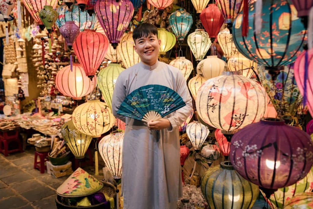 Lanternes colorées à Hội An et vendeuse souriante