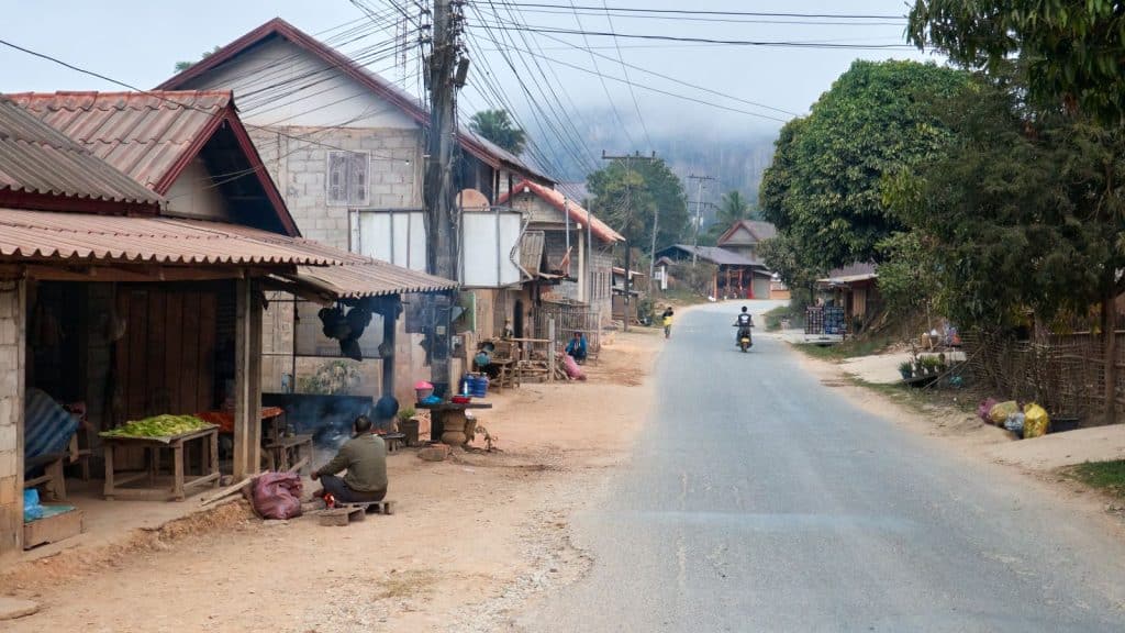 Rue d'un village du Laos, scène de vie quotidienne