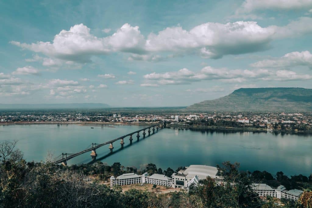 Pont sur le Mékong et vue sur la ville de Paksé, dans le sud du Laos