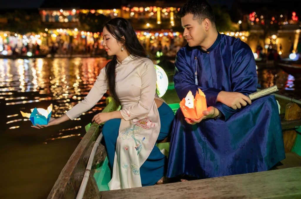 Couple en barque avec des lanternes à Hoi An, étape d'un voyage de noces en Asie du Sud-Est