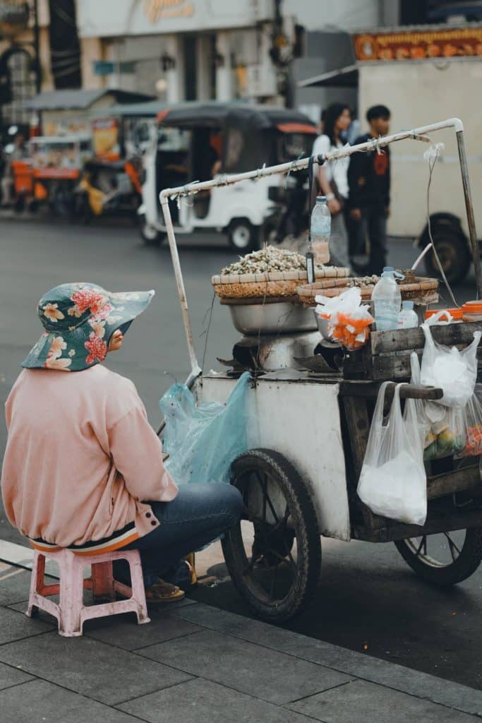 Vendeuse de rue et son chariot de cuisine à Phnom Penh, un aperçu de que manger au Cambodge
