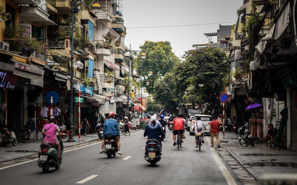 Rue animée de Hanoï, point de départ d’un billet open jaw au Vietnam